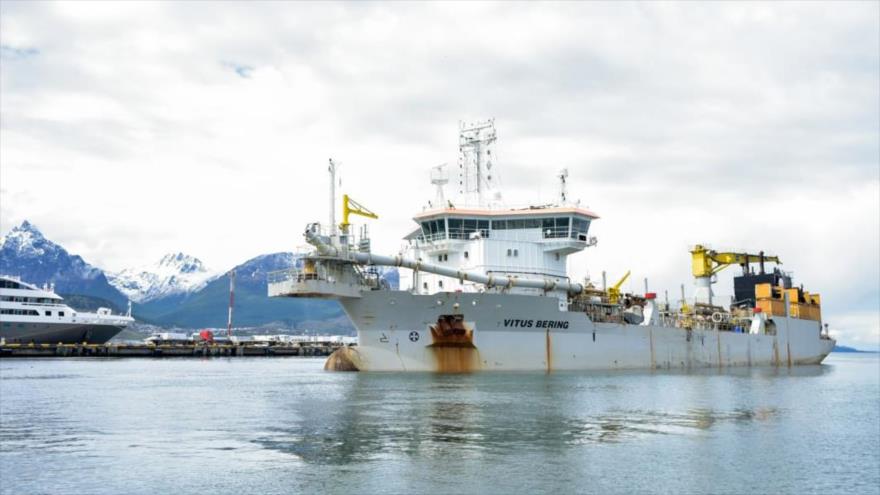 Un barco en el puerto de Ushuaia, en el sector centro-austral de la isla Grande de Tierra del Fuego, en Argentina.