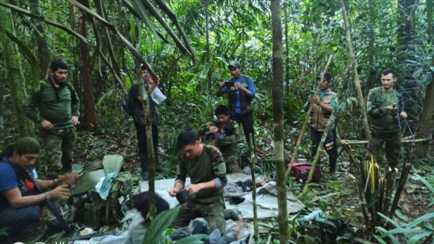 Integrantes del Comando de Fuerzas Especiales Colombianas atienden a los cuatro niños en la selva luego de hallarlos con vida. (Foto: Presidencia de Colombia)