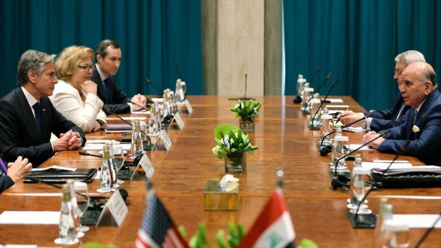 El canciller iraquí, Fuad Husein (dcha.), y su par estadounidense, Antony Blinken, se reúnen en Riad, Arabia Saudí, 8 de junio de 2023.