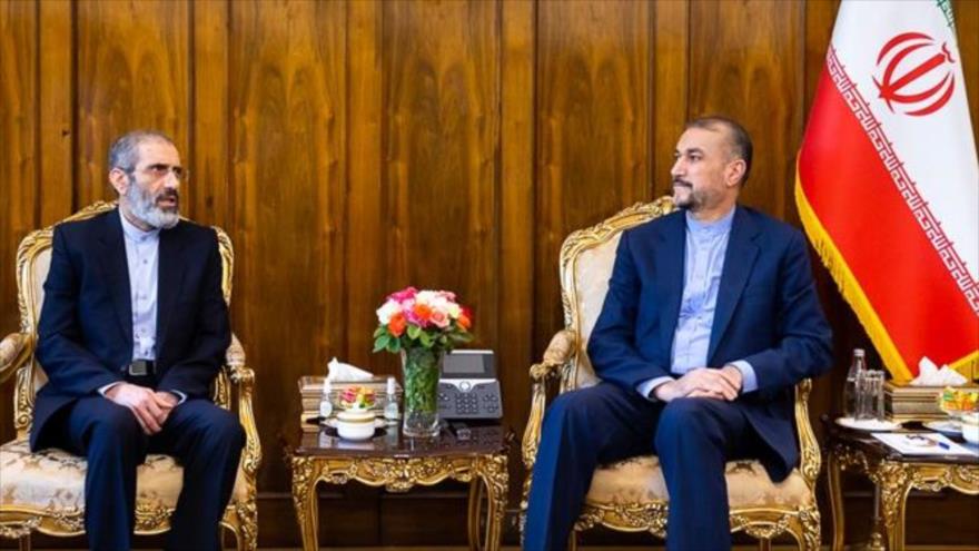 El canciller iraní, Hosein Amir Abdolahian y diplomático iraní, Asadolá Asadi. 