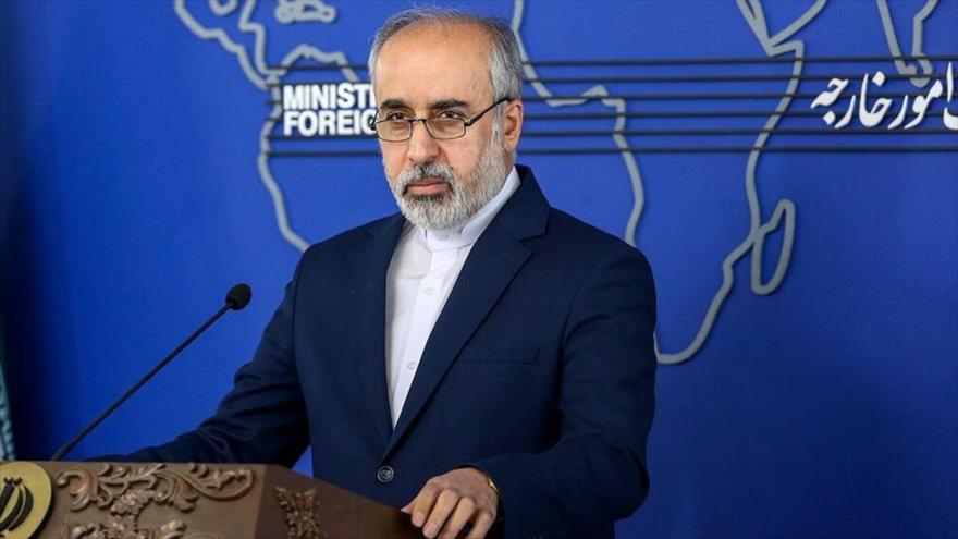 El portavoz de la Cancillería de Irán, Naser Kanani, habla con la prensa, Teherán.