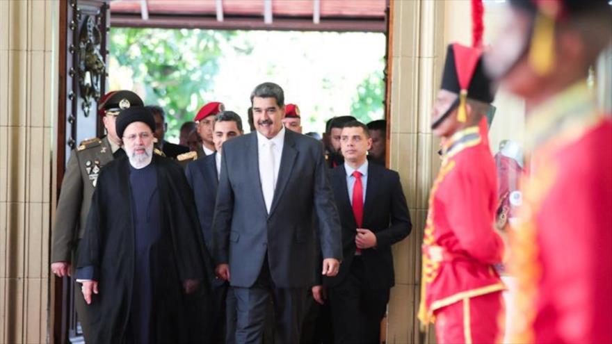 Presidente de Irán, Seyed Ebrahim Raisi (izda.), recibido por su par venezolano, Nicolás Maduro, en Caracas, 12 de junio de 2023.