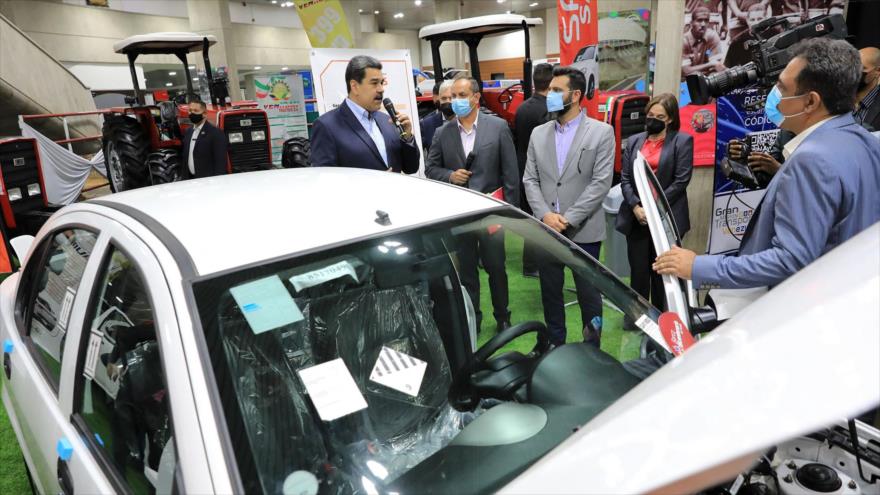 El presidente de Venezuela, Nicolás Maduro, muestra autos iraníes en Caracas, capital del país, septiembre de 2022.