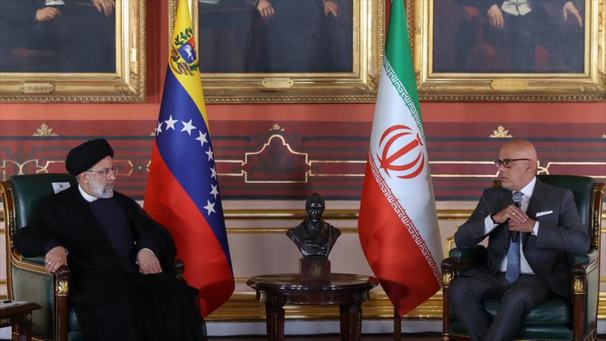 El presidente de Irán, Seyed Ebrahim Raisi, y el presidente de la Asamblea Nacional de Venezuela, Jorge Rodríguez, en Caracas, 13 de junio de 2023.
