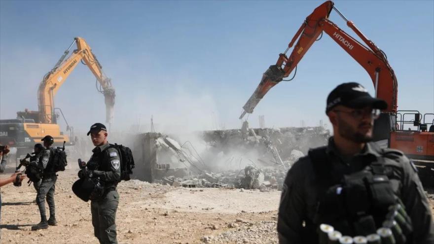 Fuerzas del régimen de Israel demuelen una casa palestina en Al-Jalil, Cisjordania, 4 de julio de 2022. (Foto: Anadolu)