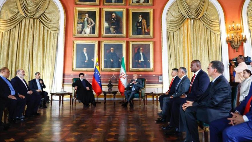 El presidente de Irán, Seyed Ebrahim Raisi, (c izq.) y el presidente de la Asamblea Nacional de Venezuela, Jorge Rodríguez, en Caracas, 13 de junio de 2023.
