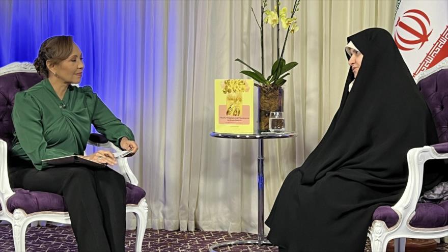La esposa del presidente iraní, la doctora Yamile Alamolhoda (izda.), reunida con la primera dama de Venezuela, Cilia Flores, en Caracas, 13 de junio de 2023.
