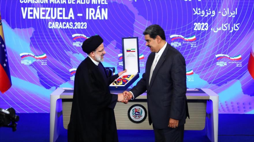 El presidente venezolano, Nicolás Maduro (dcha.), condecora a su par iraní, Seyed Ebrahim Raisi, con Orden Libertadores, 12 de junio de 2023.
