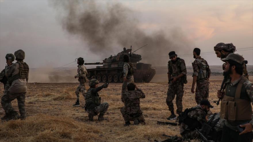 Soldados se congregan en las afueras de la ciudad siria de Manbij, cerca de la frontera común, 14 de octubre de 2019. (Foto: AFP)