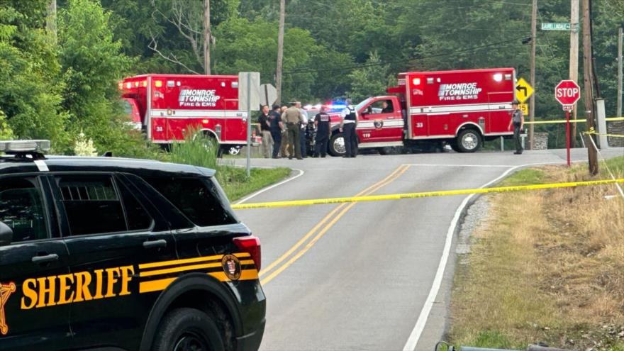 Agentes policías blindan la escena de un tiroteo en el condado de Clermont, en Ohio (EE.UU.), donde tres niños fueron asesinados, 15 de junio de 2023.