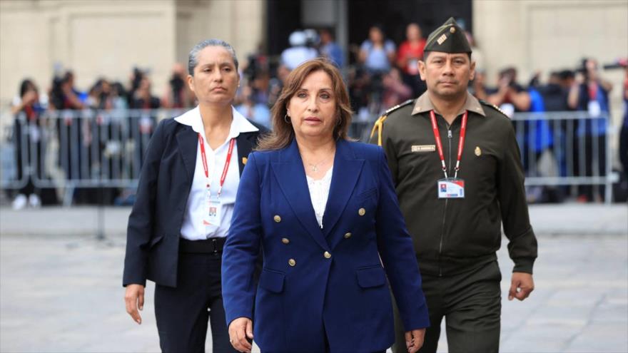 La presidenta de Perú, Dina Boluarte (c).