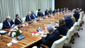 Irán y Cuba prometen reforzar alianza para neutralizar embargos de EEUU
