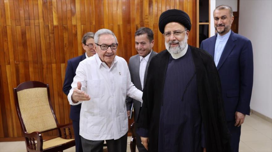 El presidente iraní, Seyed Ebrahim Raisi (dcha.), reunido con el expresidente de Cuba, Raúl Castro, en La Habana, 15 de junio de 2023.