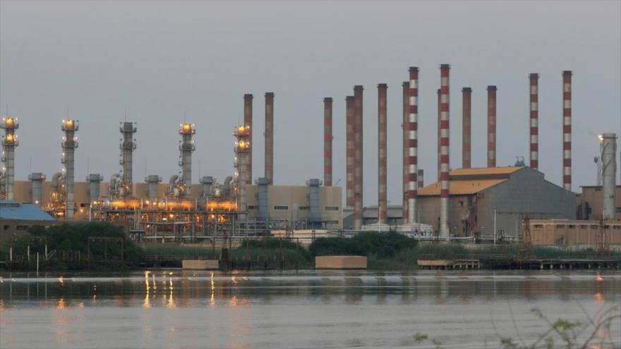Una vista general de la refinería de petróleo de Abadan, en el suroeste de Irán.