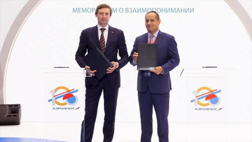 Representantes de las aerolíneas estatales de Rusia y Venezuela, Aeroflot y Conviasa, respectivamente, tras firmar un acuerdo, 16 de junio de 2023.
