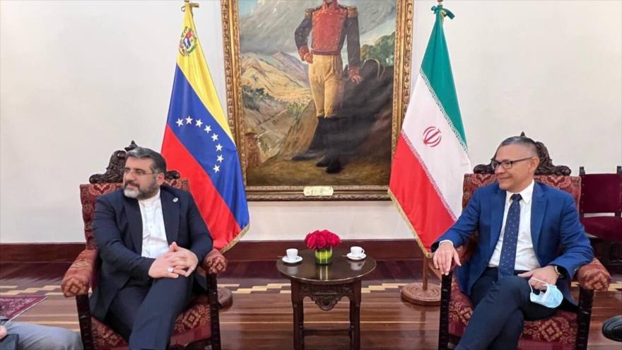 Mohamad Mahdi Esmaili, ministro de Cultura de Irán y Ernesto Villegas, ministro de Cultura de Venezuela.