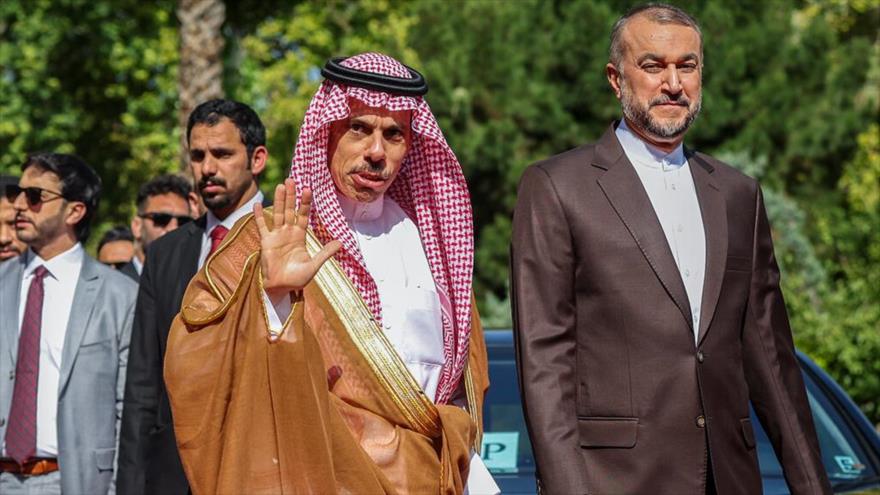 El canciller iraní, Hosein Amir Abdolahian (dcha.), recibe a su par saudí, el príncipe Faisal bin Farhan Al Saud, Teherán, 17 de junio de 2023.