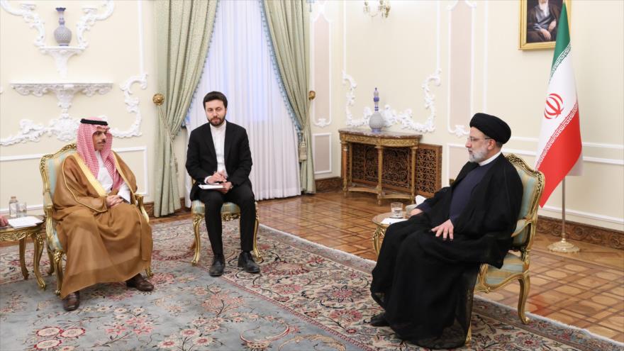 El presidente iraní, Ebrahim Raisi (dcha.), y el canciller saudí, el príncipe el príncipe Faisal bin Farhan Al Saud, en Teherán, 17 de junio de 2023. (Foto: President.ir)