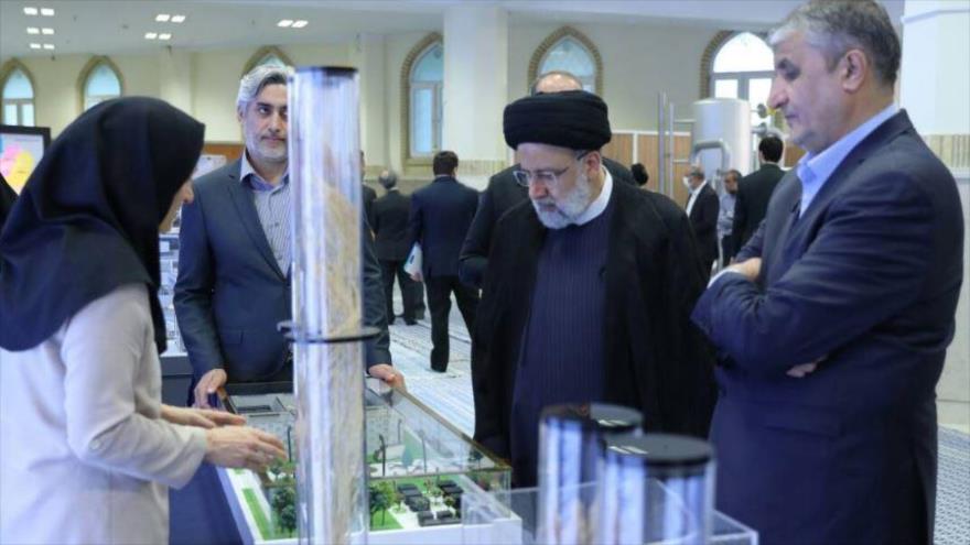 El jefe nuclear de Irán (dcha.) junto al presidente iraní Ebrahim Raisi, (c) visitan la exposición en Teherán de los logros de la industria nuclear iraní, 18 de junio de 2023. (Foto: president.ir)