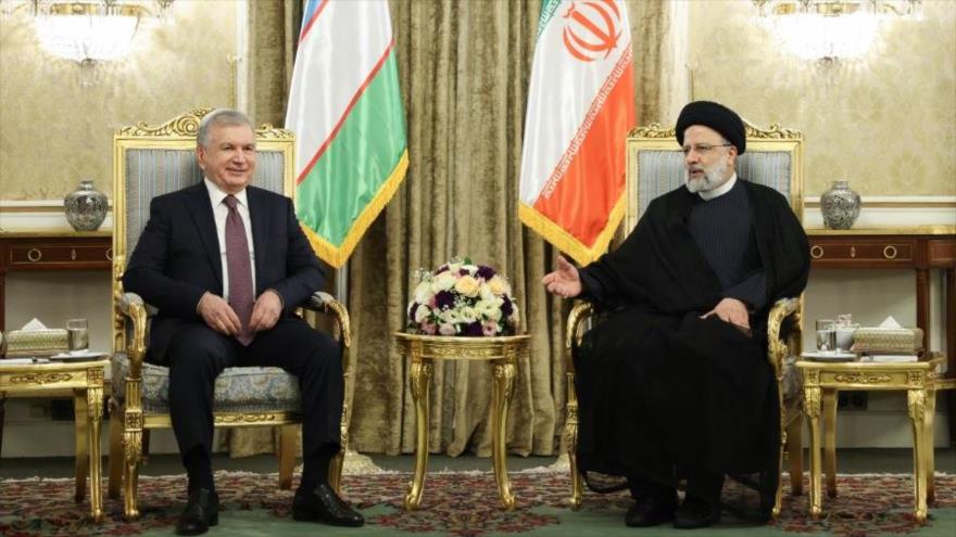 El presidente de Irán, Ebrahim Raisi, (dcha.) junto a su par uzbeco, Shavkat Mirziyoyev, Teherán, la capital de Irán, 18 de junio de 2023. (Foto: president.ir)