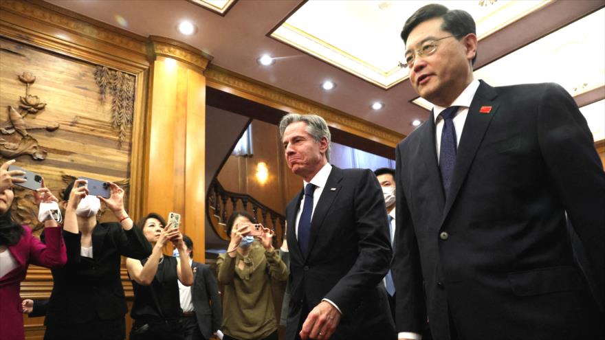 El canciller chino, Qin Gang (dcha.), y su homólogo estadounidense, Antony Blinken, en Pekín, China, 18 junio de 2023. (Foto: Reuters)