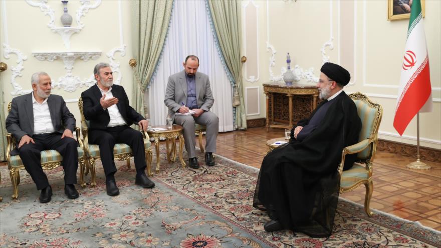 El líder la Yihad Islámica Palestina, Ziad al-Najala (2.º izq.), se reúne con el presidente iraní, Seyed Ebrahim Raisi (dcha.), Teherán, 18 de junio de 2023. (Foto: president.ir)