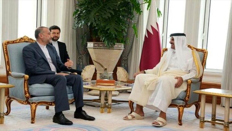 El canciller iraní Hosein Amir Abdolahian y su homólogo catarí, Mohamed bin Abdulrahman Al Thani, se reúnen en Doha, 20 de junio de 2023. 