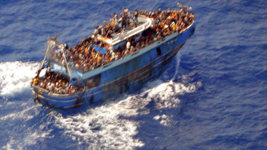 Una foto sin fecha proporcionada por la Guardia Costera de Grecia muestra a migrantes a bordo de un bote durante una operación de rescate, frente a Grecia, 14 de junio de 2023. (Foto: Reuters)