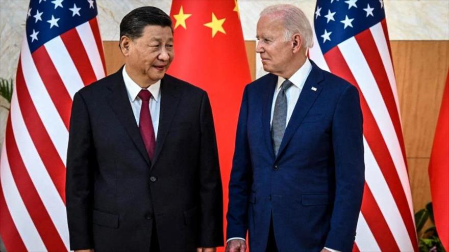 El presidente de EE.UU., Joe Biden (dcha.), y su par de China, Xi Jinping, en la cumbre del G 20 en Bali, Indonesia, 14 de noviembre de 2022.