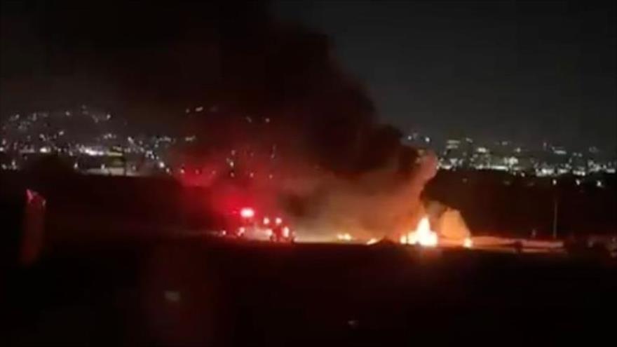 Coche palestino en llamas tras sufrir ataque israelí con drones en Yenín.