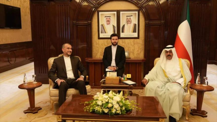 El canciller iraní, Hosein Amir Abdolahian(izda.), reunido con el premier kuwaití, Ahmad Nawaf Al Ahmad Al Sabah, la ciudad de Kuwait, 21 de junio de 2023.