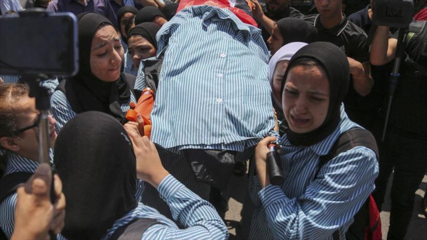 Escolares palestinas lloran durante el funeral de su compañera de clase Sadil Ghasán Turkman, de 15 años, en Yenín, 21 de junio de 2023. (Foto: AFP)
