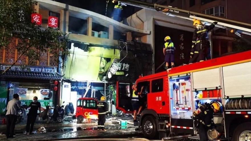 Bomberos realizan sus labores en el restaurante en Yinchuan, en el noreste de China. 21 de junio de 2023