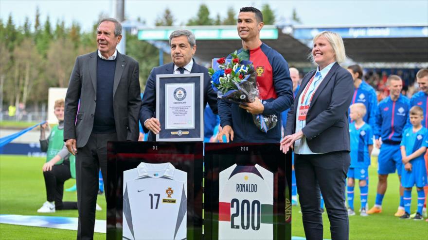 Cristiano Ronaldo recibió Récord Guinness después de alcanzar los 200 partidos internacionales con Portugal, 20 de junio de 2023.