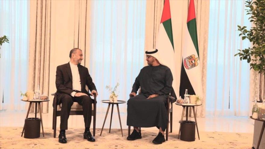 El canciller iraní, Hosein Amir Abdolahian (izda.), reunido con el presidente emiratí, Muhamad bin Zayed Al Nahyan, en Abu Dhabi, 22 de junio de 2023.
