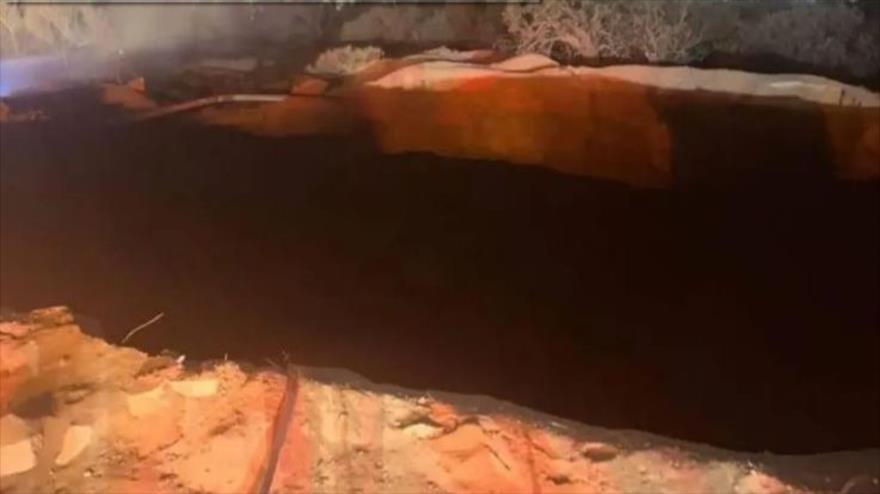 Cráter con un diámetro de casi siete metros después de una explosión en Herzliya, los territorios ocupados palestinos por Israel, 22 de junio de 2023.