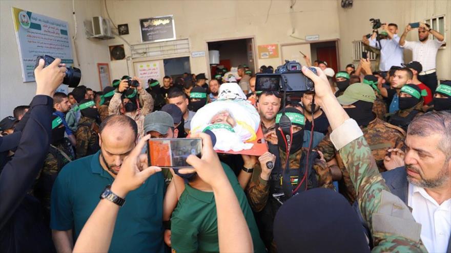 Palestinos participan en el funeral del comandante de HAMAS, Ayman Mansur, y su hijo, en Jabalia, la Franja de Gaza, 22 de junio de 2023.