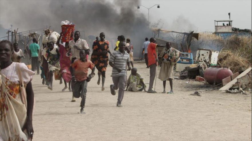 Civiles sudaneses huyen de los combates en una base de la ONU en la ciudad nororiental de Malakal.