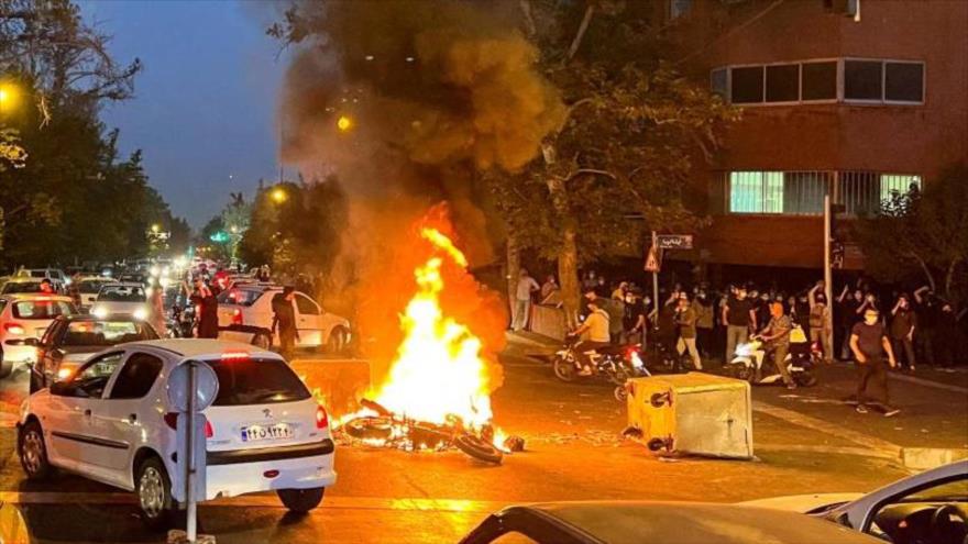 Una moto de la policía quema durante los disturbios en Teherán, capital de Irán, 19 de septiembre de 2022. (Foto: Reuters)