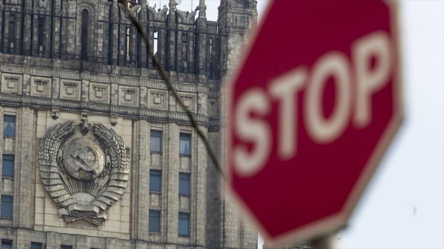 Una señal de alto vista frente al edificio del Ministerio de Relaciones Exteriores de Rusia en Moscú.
