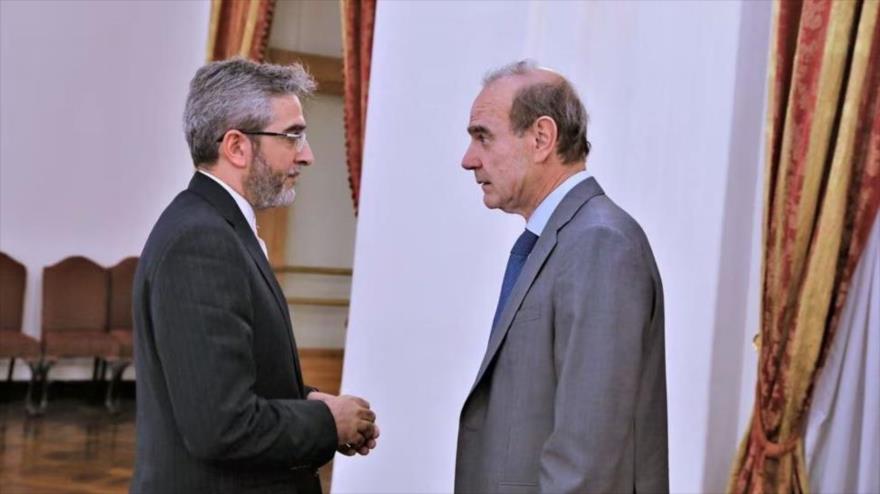 Enrique Mora, coordinador de la UE de diálogos con Irán (dcha.), y el vicecanciller iraní, Ali Baqeri Kani, Teherán, 11 de mayo de 2022. 
