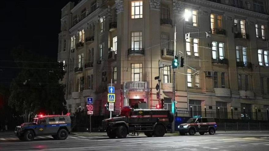 Vehículos blindados en la ciudad rusa de Rostov tras el anuncio de rebelión del grupo Wagner, 24 de junio de 2023.