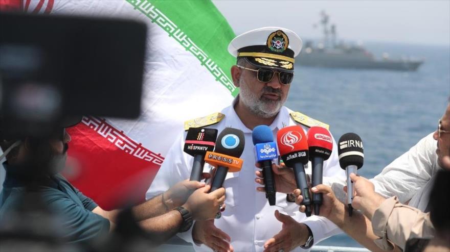 El comandante de la Fuerza Naval del Ejército de Irán, el contralmirante Shahram Iraní, habla con periodistas.
