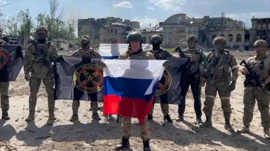 El líder del grupo Wagner, Yevgueni Prigozhin, apareció en un vídeo haciendo una declaración junto a paramilitares en la ciudad ucraniana de Bajmut.