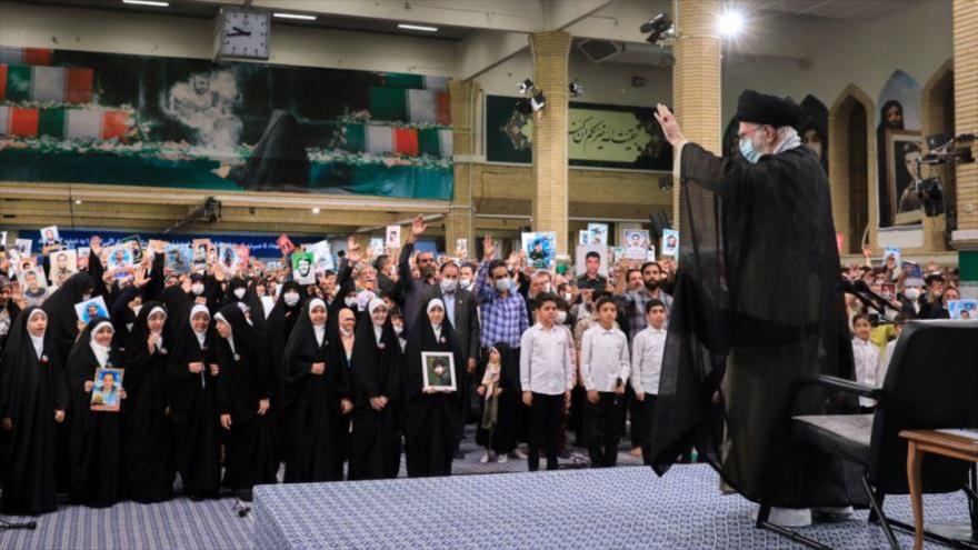El líder de la Revolución Islámica, el ayatolá Seyed Ali Jamenei, se reúne con familiares de mártires iraníes, Teherán, 25 de junio de 2023. (Foto: Khamenei.ir)