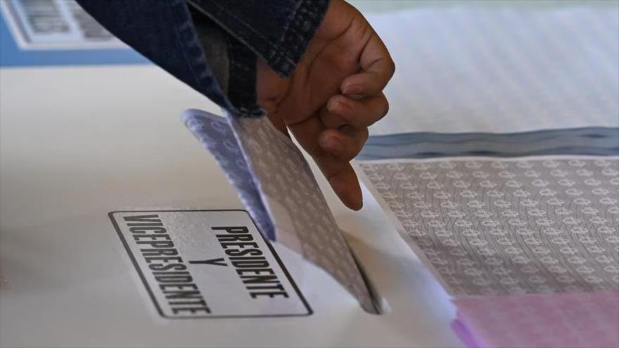 Una mujer emite su voto en un colegio electoral en San Juan Sacatepéquez, Guatemala, 25 de junio de 2023, durante las elecciones generales. (Foto: AFP)