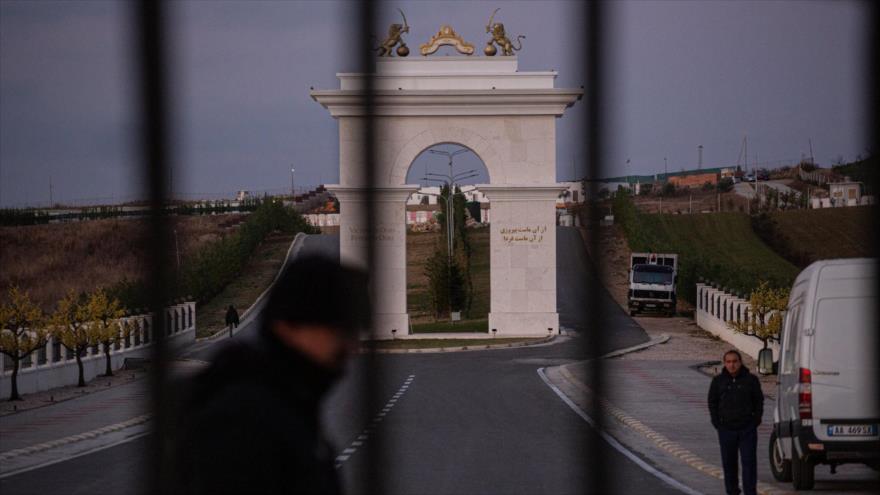La entrada del campo Ashraf 3 de los Muyahedín Jalq en Albania.