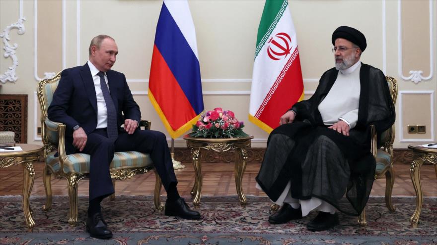 El presidente iraní, Ebrahim Raisi (dcha.), y su homólogo ruso, Vladímir Putin, en Teherán, 19 de julio de 2022.