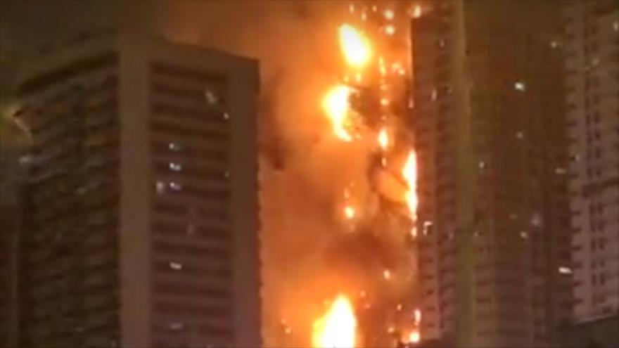 Incendio en un rascacielos residencial ubicado en la ciudad emiratí de Ajman, 27 de junio de 2023.