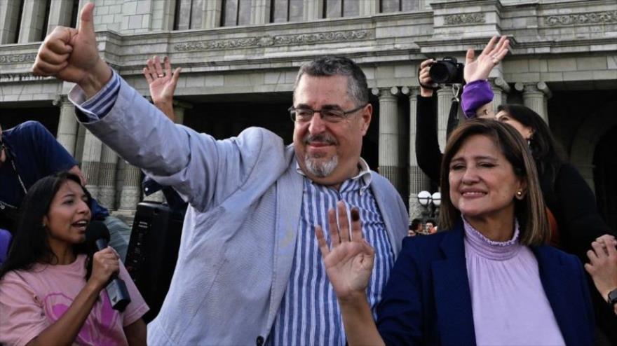 El candidato presidencial guatemalteco Bernardo Arévalo saluda a sus simpatizantes. 